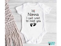 Hi I can't wait to meet you baby pregnancy announcement onesie, personalised to suit your family & friends